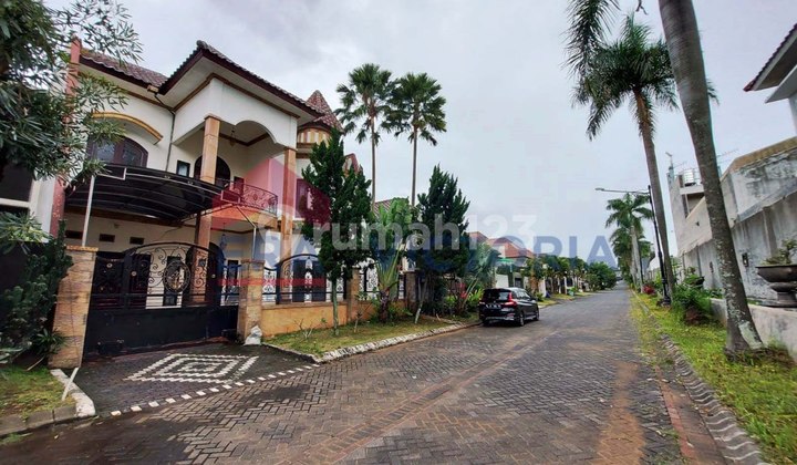 Large and Luxurious House in Dieng, Comfortable Location, One Gate System, Complete Club House Facilities Available.