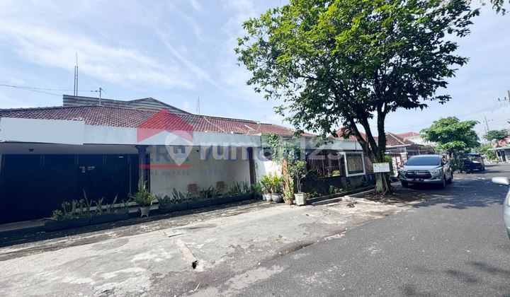 Comfortable House in a Quiet and Strategic Neighborhood, Spacious Parking, Near Unmer, Kawi Culinary, Langsep, MOG, in the Center of Malang City