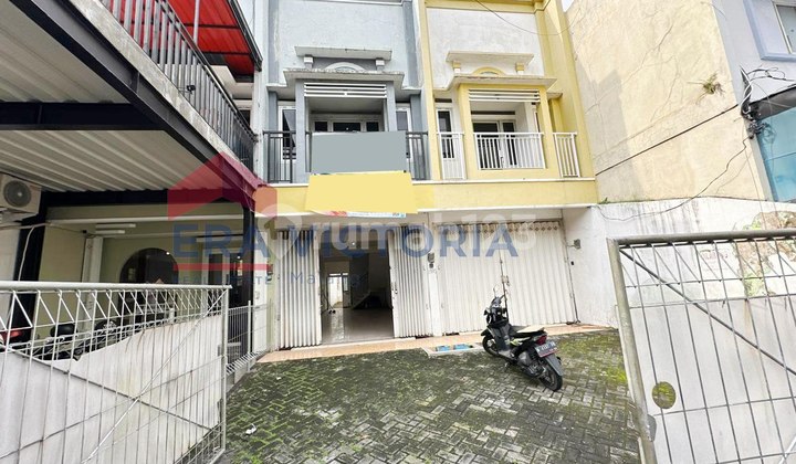 Shop House in the Soehat Business and Culinary Area, On a Busy Street, Suitable for Offices, Boutiques, and Other Businesses in Lowokwaru, Malang City. Shop House in the Soehat Business and Culinary Area, On a Busy Street, Suitable for Offices, Boutiques, and Other Businesses in Lowokwaru, Malang City.