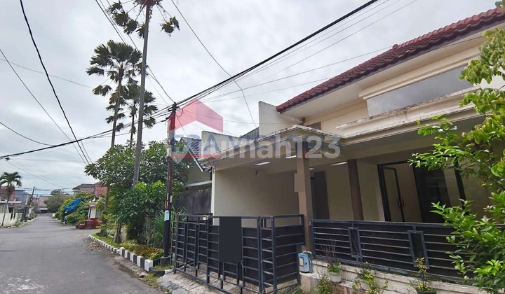 Comfortable House in a One-Gate System Housing Estate Near Sulfat Culinary Area, Easy Access to Malang City Center 2