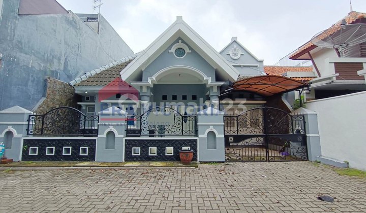 Comfortable House in the City Center Suitable for Residence, Clinic, or Cafe Near UB Campus, Polinema, Widyagama, Soehat Street Malang