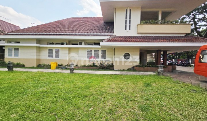 Spacious Colonial House in the Ijen Boulevard Area, Elite, Quiet, Comfortable in the Heart of Malang City 2