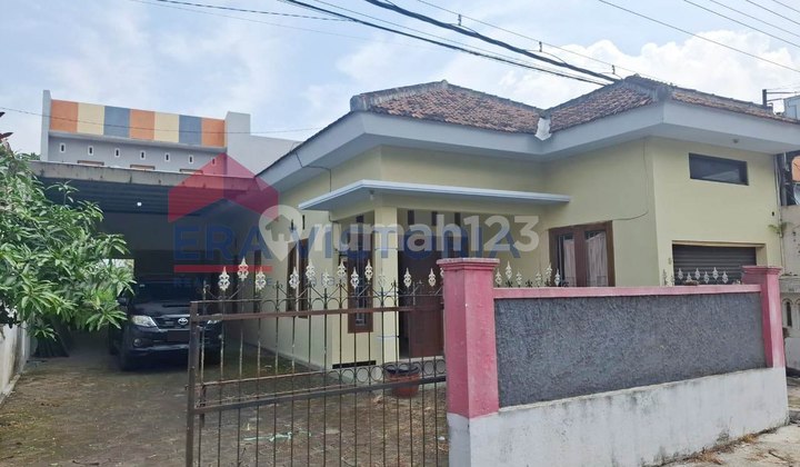 Comfortable House with Large Remaining Land Near Kedungrejo Pakis Vegetable Market, Suitable for Residence and Business