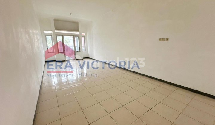 Shop House in the Soehat Business and Culinary Area, On a Busy Street, Suitable for Offices, Boutiques, and Other Businesses in Lowokwaru, Malang City. Shop House in the Soehat Business and Culinary Area, On a Busy Street, Suitable for Offices, Boutiques, and Other Businesses in Lowokwaru, Malang City.