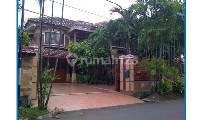 Rumah 2 Lantai Asri Nuansa Eropa SHM Semi Furnished di Perumahan Taman Cilandak, Jakarta Selatan.