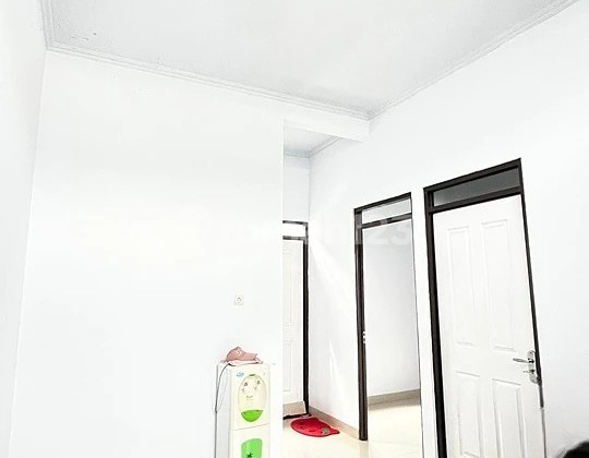 Miliki Rumah Nyaman Hadap Timur di Bekasi - Akses 2 Mobil, Ideal untuk Keluarga Muda 2