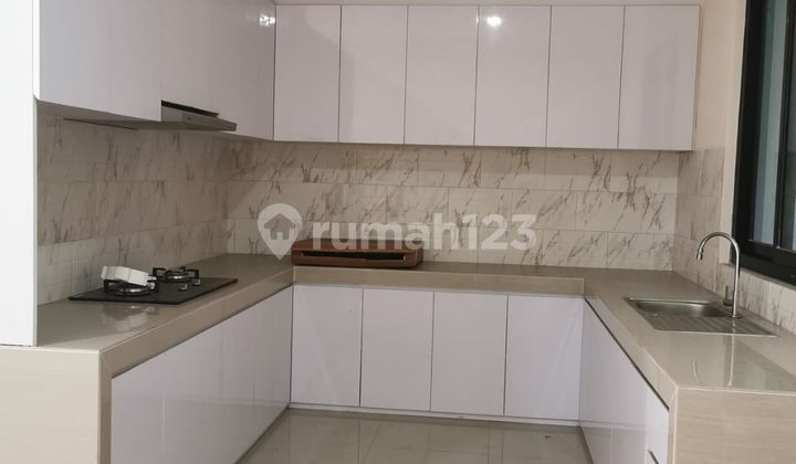 Dijual cepat Rumah baru 3 lantai full siap huni 