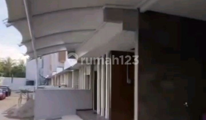 Rumah3 Lantai Ada Fasilitas Swimmingpool di Cireundeu