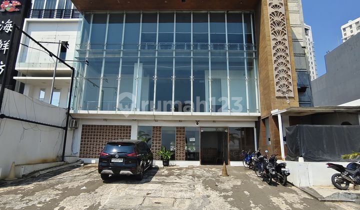gedung 3 lantai di pantai mutiara pluit jakarta utara