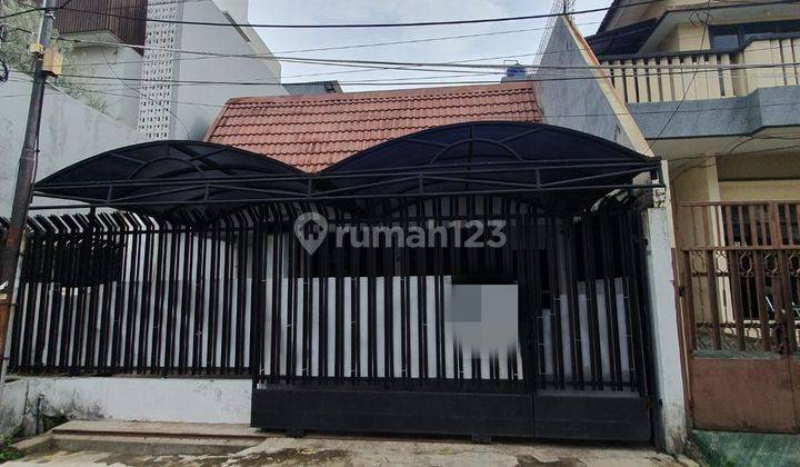 Disewakan Rumah Kebon Jeruk Baru 3 KT 2 AC 1