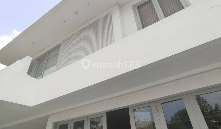 Dijual Rumah Intercon Luas, Rapi Dengan Kolam Renang  2