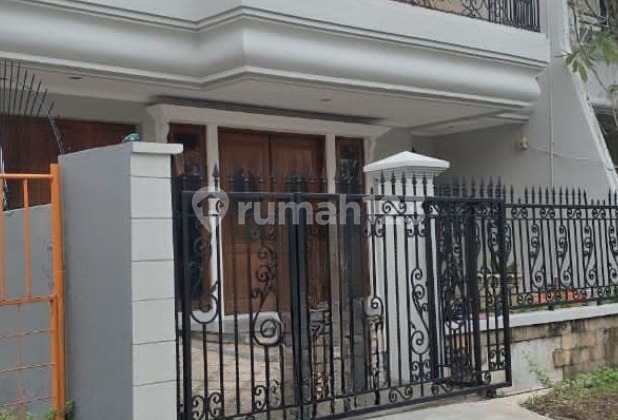 Dijual Cepat Rumah Rapi Intercon Hadap Selatan Lokasi Strategis