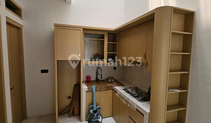 Disewakan Rumah Baru di Metland Depan Danau 3 Lantai Furnished 2