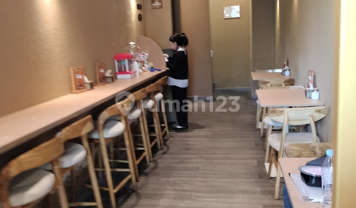 Disewakan Ruko Bagus Golden 8 - 3 Lantai Lokasi Strategis Hadap Jalan Besar Cocok untuk Resto