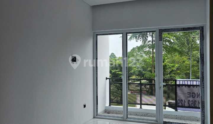 Disewakan Rumah Baru di Metland Depan Danau 3 Lantai Furnished