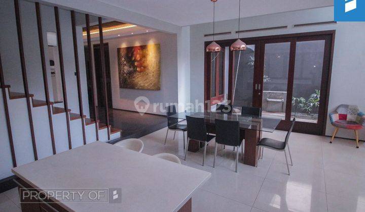 Rumah Mewah di Kompleks Perumahan Batununggal
