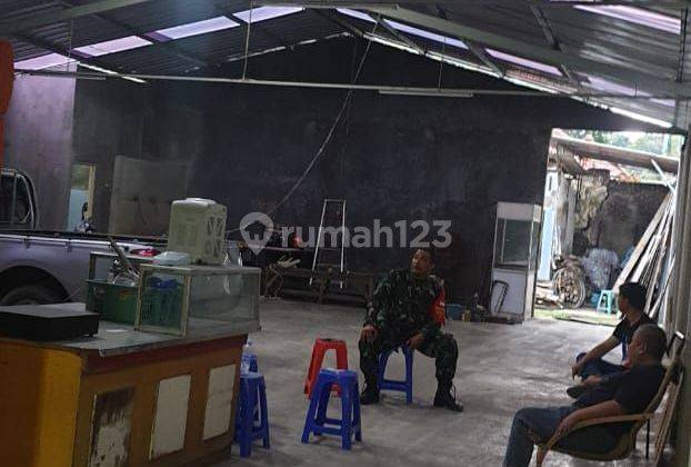 Rumah Tua dan Area dengan Konstruksi Baja di jalan Utama Purnawarman 1