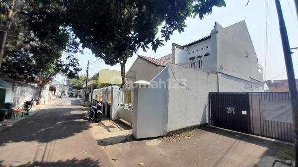 For Sale Rumah Cantik Cocok Untuk Tempat Usaha di Radio Dalam 1