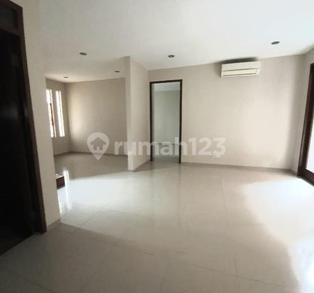 ruang keluarga rumah dijual di senayan 1