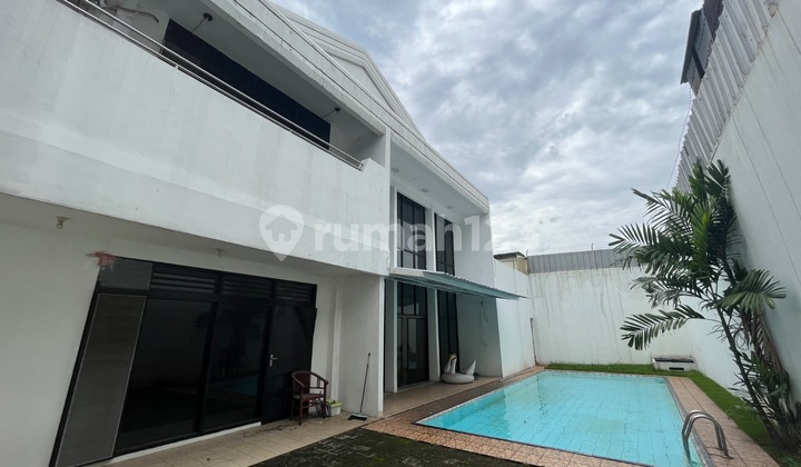 Rumah mewah luas dengan kolam renang besar di jalan bangka 2