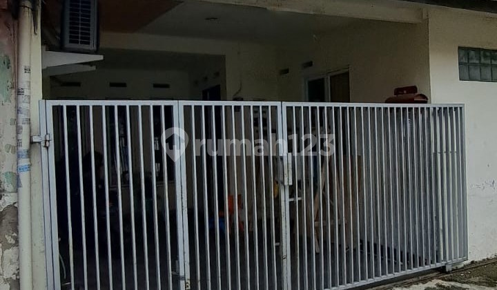 Ready-to-Occupy House in a residential area at Bendungan Hilir. Ready-to-Occupy House in a residential area at Bendungan Hilir.