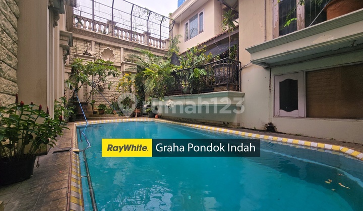 Rumah Mewah dengan Kolam Renang di Adiaksa Raya Lebak Bulus