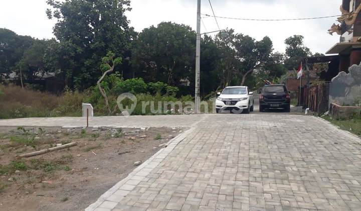 Land near UGM and UII in a premium housing and boarding house environment.