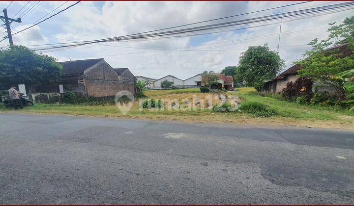 10 minutes from Adisucipto Airport, roadside land in Berbah for sale.