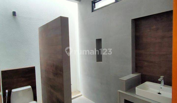 Rumah minimalis keren 2 lantai di Taman Holis Indah 1