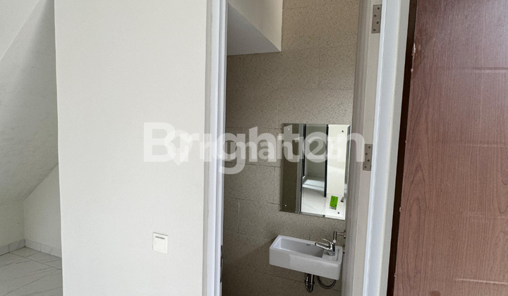 Rumah masih baru belum pernah ditempati 2.5 lantai bonus ac 2 pcs Rumah masih baru belum pernah ditempati 2.5 lantai bonus ac 2 pcs