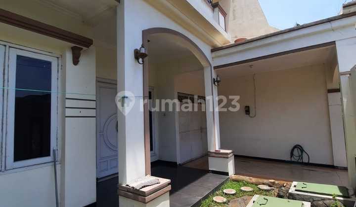 Dharmahusada, Tusuk Sate, Hadap Barat, Istimewah