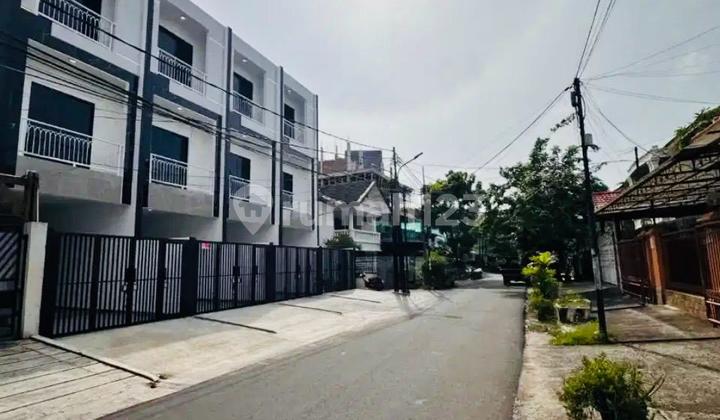 Dijual Rumah Baru Tanjung Duren 3 Lantai bisa Usaha - 3Br (T/B 67.2 M² / 120 M²) Free Furnished, 2.650 M, Grogol Petamburan, Jakarta Barat