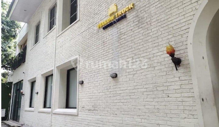 For rent, 2-story building, land area 671 m2, building area 980 m2, located on Hangtuah Raya, South Jakarta. For rent, 2-story building, land area 671 m2, building area 980 m2, located on Hangtuah Raya, South Jakarta.