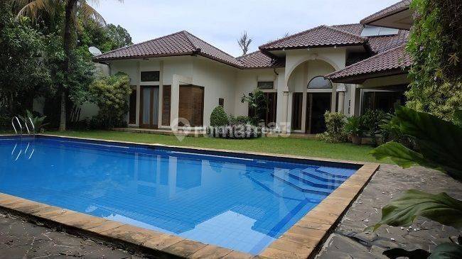 Rumah Megah Asri degan taman yang luas dan Pool di  CIRENDEU 1