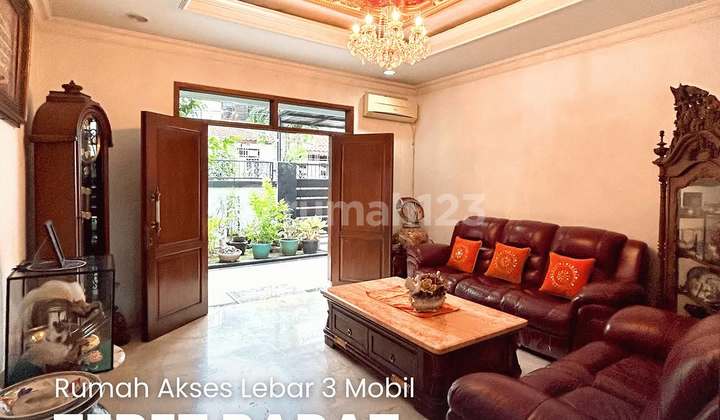 Ready-to-Occupy Home in Tebet, Access for 3 Cars.