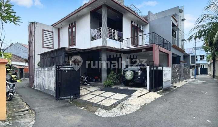 Rumah Tebet Siap Huni Posisi Hoek Dekat Stasiun LRT Rumah Tebet Siap Huni Posisi Hoek Dekat Stasiun LRT