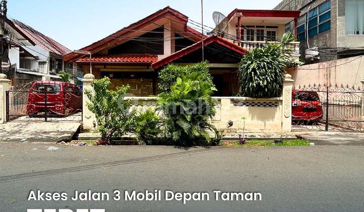 Rumah Tebet Jalan 3 Mobil Depan Taman