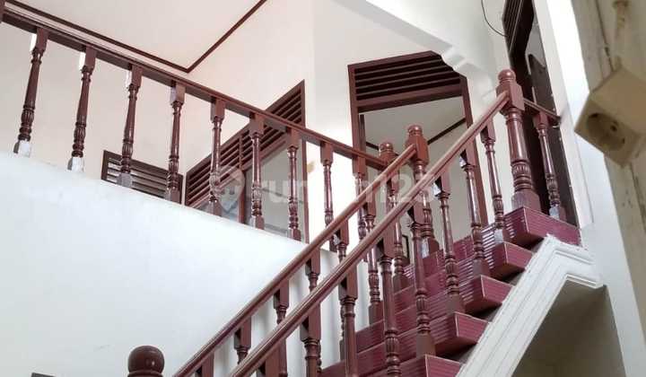 Old House For Sale in Menteng Dalam, Two-Car Road Access.