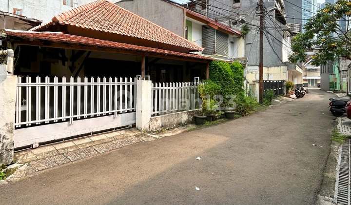 Rumah Hitung Tanah Setiabudi Lokasi Strategis Akses Jalan 2.mobil. Rumah Hitung Tanah Setiabudi Lokasi Strategis Akses Jalan 2.mobil.