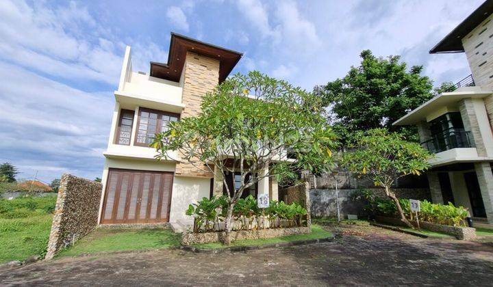 Dijual villa exclusive ready unit di lokasi premium Jimbaran, Bali. Bertetanggaan dengan hotel dan villa bintang 5 dan dekat dengan berbagai objek wisata di Bali Selatan. Cocok untuk hunian maupun investasi  Rumah Furnished SHM - Sertifikat Hak Milik Baru 1