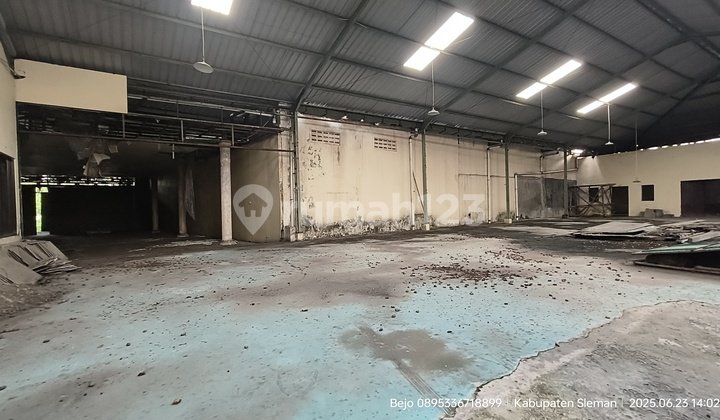 For Rent Warehouse Suitable for Showroom, Restaurant/ Souvenir Shop on Solo Street.