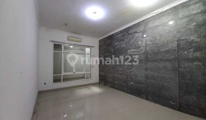 For Rent: Tourist Area Shop House on Parangtritis Street, Yogyakarta 2