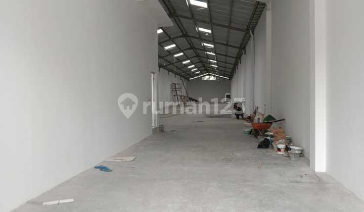 For Rent: Good Office Warehouse with Wide Parking and Container Access in Sleman