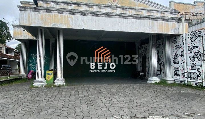 For Rent Business Building in a Busy Location at Wirobrajan 1