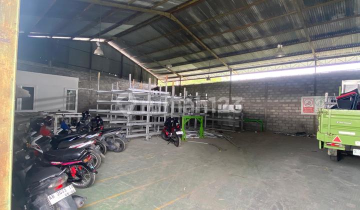 For Rent Spacious Office Warehouse with Access to Main Road Berbah