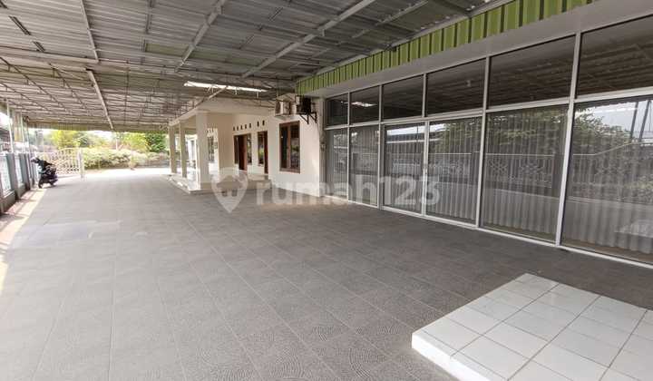 For Rent: Spacious House in Godean, Suitable for Office, Ample Parking