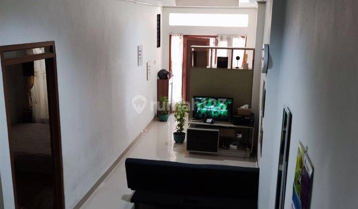 Rumah 2 Lantai Sudah Renovasi Semi Furnished SHM di Kranggan Permai, Bekasi 2