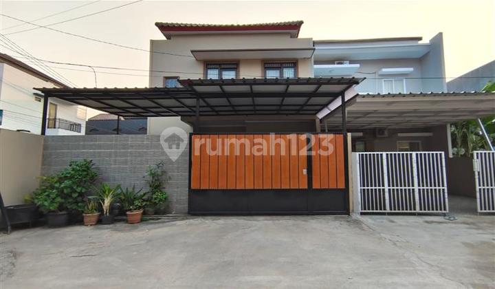 Rumah 2 Lantai Bagus Semi Furnished SHM di Dekat Tol Jatiwarna, Bekasi