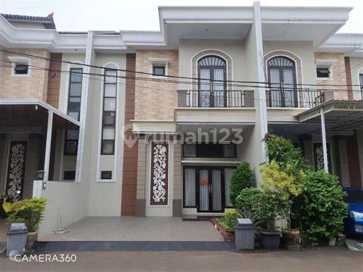 Rumah 2 Lantai Baru Furnished SHM di Jalan Alternatif Cibubur, Bekasi 1