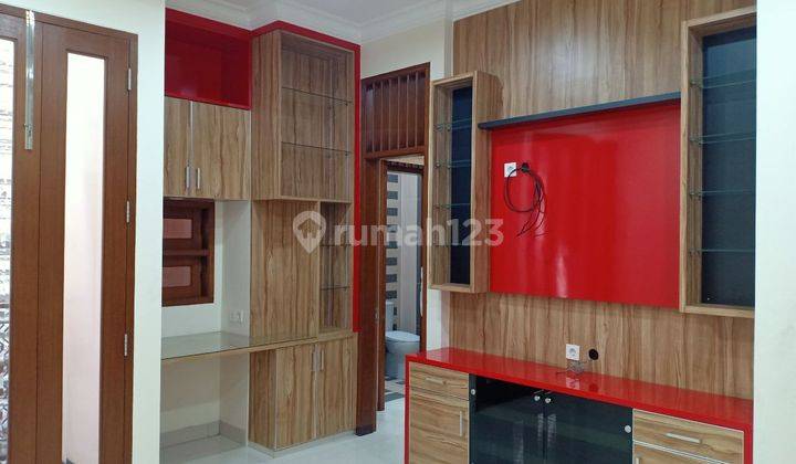 Rumah 3 Lantai Baru Furnished SHM di Pondok Kelapa, Jakarta Timur 2